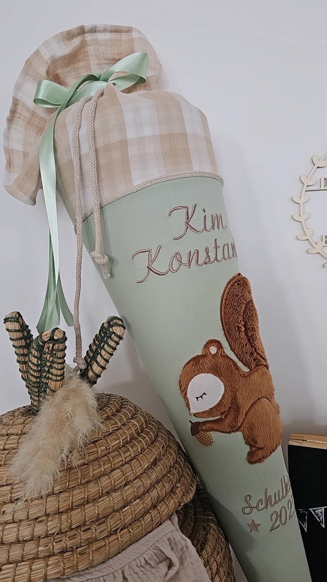 Schultüte zartgrün/ Beigekaro mit Eichhörnchen  | atelier-kleeblatt.de | Jetzt Kaufen